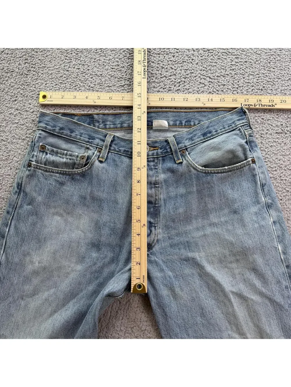 Vintage Y2K Levis 550 34 Light Wash Baggy Distressed Denim Jeans USA Style Mid